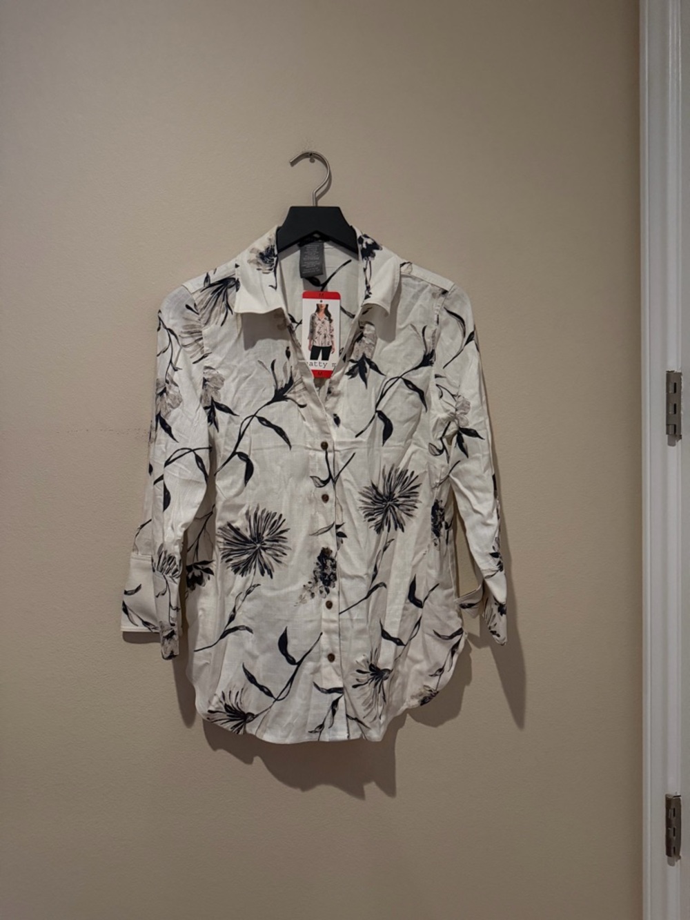 NWT Women's White Floral Button-Up Shirt Classic Collared Top